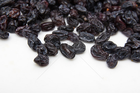 白色背景上的黑葡萄干脱水营养葡萄干甜点活力棕色美食零食食物杂物图片