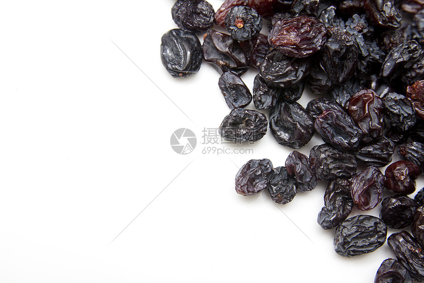 白色背景上的黑葡萄干脱水杂物水果宏观棕色活力季节性美食营养维生素图片