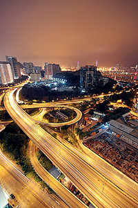 晚上在高速公路上 现代城市的汽车灯光照亮立交桥运输车道场景车辆街道射线大灯建筑速度图片