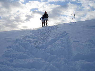 斯堪的纳维亚生活方式观运动浪人白色微笑阳光电车滑雪父母孩子们速度图片