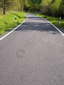 森林中丧失的道路图片