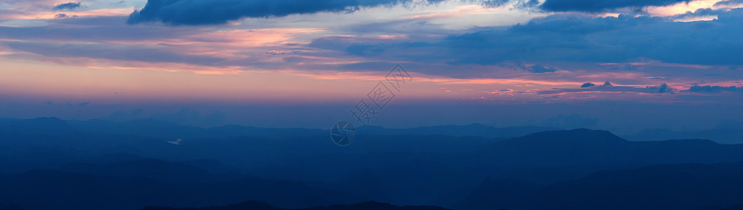 山区日落的景象丘陵爬坡风景全景缝合山脉天空水平图片