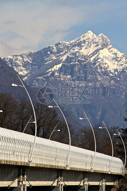 位于意大利贝卢诺的阿尔卑尼桥工程旅行地标线条孤独吸引力盘子小路天空交通图片