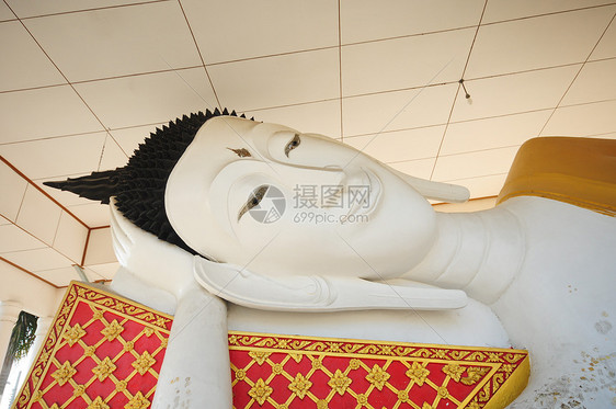 在泰国寺庙中仰靠佛像冥想天空信仰蓝色宗教佛教徒雕塑雕像精神青铜图片