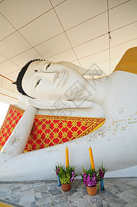 在泰国寺庙中仰靠佛像金子冥想雕像信仰精神佛教徒崇敬蓝色微笑雕塑图片
