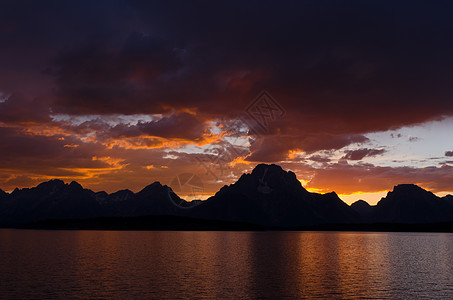 杰克逊湖和日落时的泰顿山脉 美国怀俄明州大泰顿国家公园图片