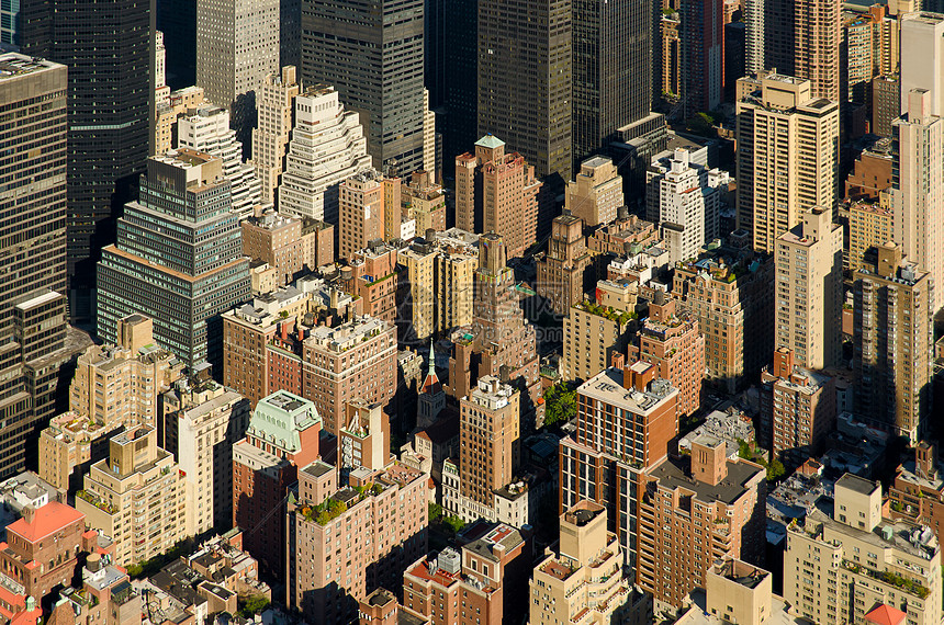 从美国纽约市帝国大厦的顶部看曼哈顿中城住宅和商业建筑的鸟瞰图图片