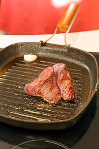 肉片在喷漆板上磨擦食谱胡椒炒锅火炉美食烹饪餐厅牛扒厨师盘子图片