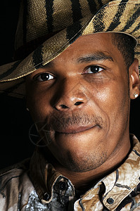 身戴狩猎帽子和衬衫的非裔美国青年男子     特辑图片