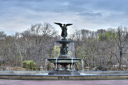 贝塞斯达不老泉喷泉水池艺术瀑布广场公园雕塑雕像水之天使树木图片