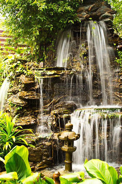花园中美丽的瀑布池塘岩石风景旅行锦鲤流动石头植物叶子环境图片