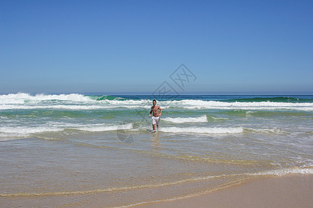 人中缺水者晴天水中人享受闲暇跑步波浪蓝色海洋旅行海滩图片