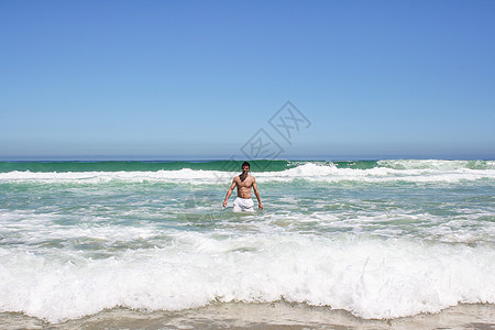 人在水中生活晴天乐趣飞溅荒野海滩太阳享受蓝色成人图片
