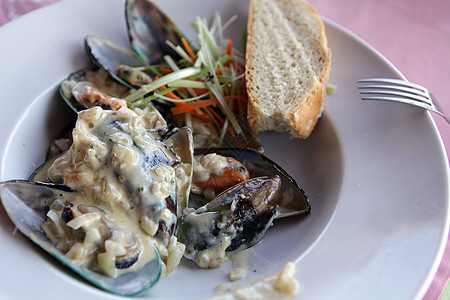 奶油酱中美味的贝贝蛤蜊美食洋葱营养海鲜烹饪贝类派对维生素贝壳图片