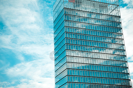 现代办公楼和天空反射建筑公司商业蓝色窗户办公室玻璃背景图片
