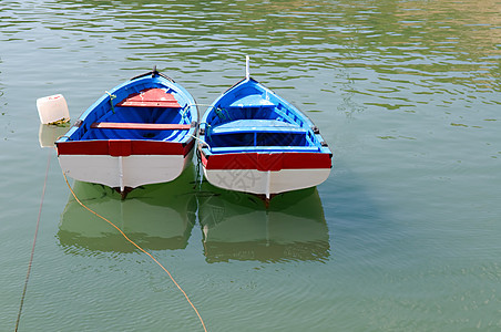 河中的船只渠道漂浮桅杆导航池塘运输波浪娱乐栏杆运河图片