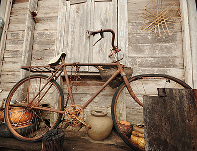 旧自行车和旧木屋篮子生态窗户木头运输场景小路长椅房子环境图片