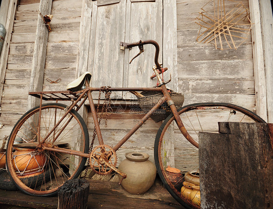 旧自行车和旧木屋篮子生态窗户木头运输场景小路长椅房子环境图片