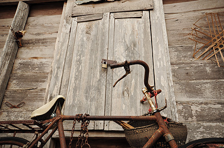 旧自行车和旧木屋场景木头环境窗户运输生态篮子小路村庄公园图片