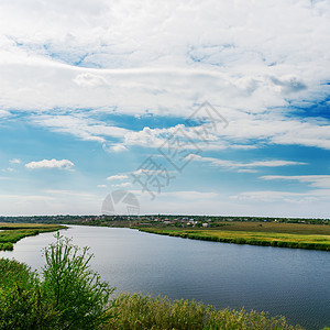 乌云多云的天空和河流图片