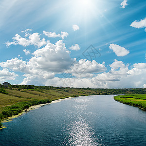 有江河的反射和青云的天空地平线国家太阳光线太阳芦苇场景晴天海岸线溪流蓝色图片