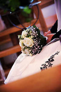 新娘花束婚礼婚姻装饰传统长椅蜡烛裙子仪式庆典大教堂图片