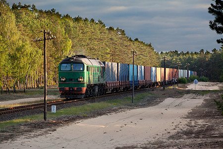 运输柴油列车风景环境后勤力量乡村森林货运盒子货物树木图片