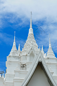 泰国白塔和蓝天的景象连体佛塔宝塔文化建筑学大教堂精神蓝色天空宗教图片