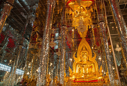 泰国圣殿大教堂玻璃上的金佛像泰国神庙宗教连体眼睛面具信仰纪念碑雕像冥想金子嘴唇图片