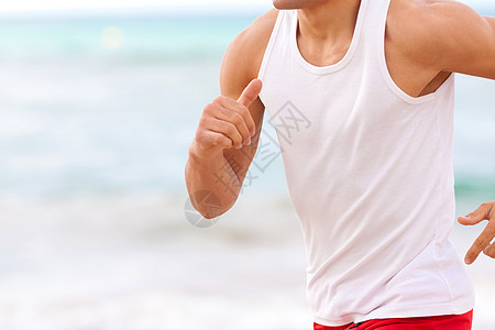 男人在沙滩上露胸慢跑背景图片