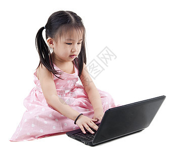 儿童使用笔记本电脑技术互联网学习微笑键盘游戏全身女孩幼儿园教育图片