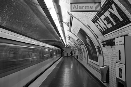 前往巴黎地铁的火车图片