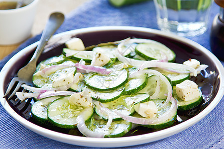 黄瓜和Feta沙拉蔬菜草本植物食物胡椒敷料饮食健康营养美味美食图片