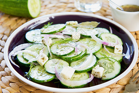 黄瓜和Feta沙拉健康营养美味蔬菜美食敷料胡椒饮食草本植物绿色图片