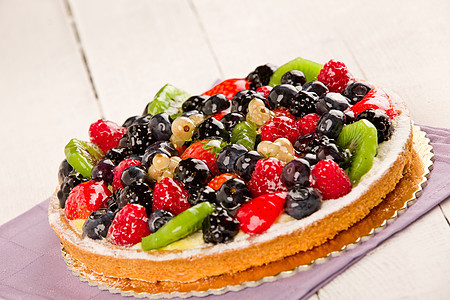 与水果浆果薄荷糕点奶油餐巾纸蛋糕甜点桌子食物奇异果图片
