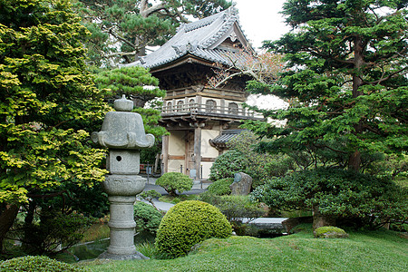 日本花园入口的石绿灯侠图片