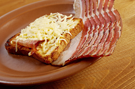 芝士烤面包加一块培根食物英语盘子白色水平美味宏观图片