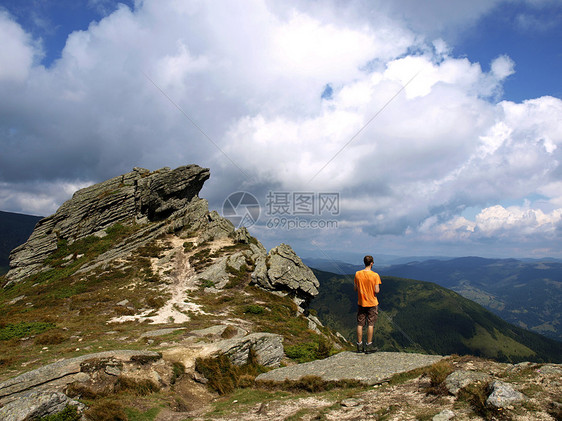 山区地貌沉思风光孤独踪迹岩石橙子游客登山流浪山顶图片