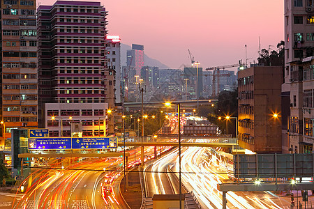 日落时的繁忙交通时钟高楼摩天大楼首都蓝色汽车地标小径场景戏剧性运输图片