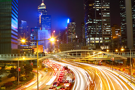 路夜景城市交通夜间地标蓝色摩天大楼速度场景商业建筑景观天空街道背景