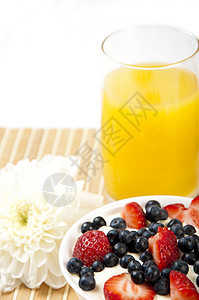 早餐果汁 羊角面包和在桌边的柏油橙子浆果水果住宅托盘花朵玻璃营养服务奶油图片