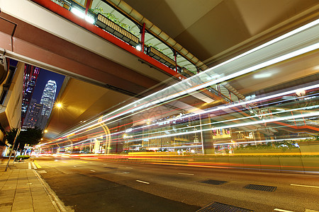 路夜景现代城市的轻型小路场景地标运输车辆旅行驾驶摩天大楼天际蓝色速度背景