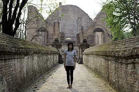 在泰国佛教寺庙里享受的亚洲妇女佛教徒金子旅游女士旅行皮肤文化假期建筑学图片