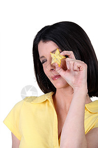 年轻女士以恒星的形式持有花瓣图片