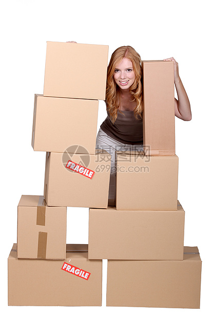 红发妇女和纸板盒图片