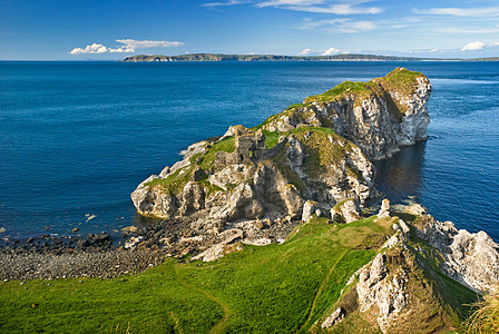 北爱尔兰的克利夫蓝色天空岩石废墟海洋风景海岸旅行地标遗产图片