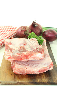 木板上的牛排屠夫猪排炙烤猪肉倾斜生猪肉屠宰场午餐肋骨骨头背景图片