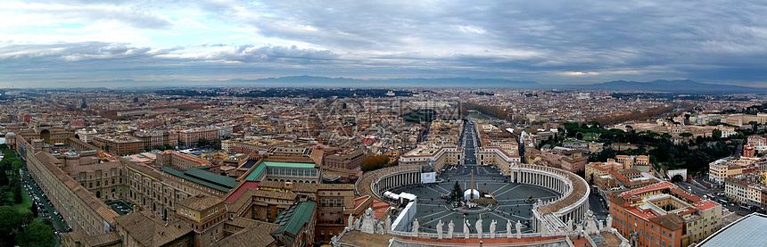 来自梵蒂冈圣彼得大教堂顶端的罗马全景图片