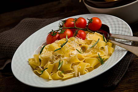 配奶酪和迷迭香的意大利面粉面条芳香勺子桌子乡村美食刀具筹码草药食物图片