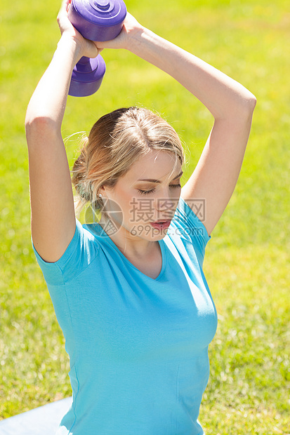 青年运动妇女提升体重重量运动员手臂蓝色女孩女士力量女性权重金发女郎图片